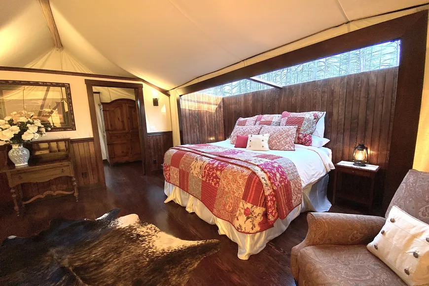 5-star eco-adventures for you and your loved ones. Reconnect, rest and relax in nature amid luxury lodge accommodations that showcase the stars above at Siwash Lake in BC, Canada